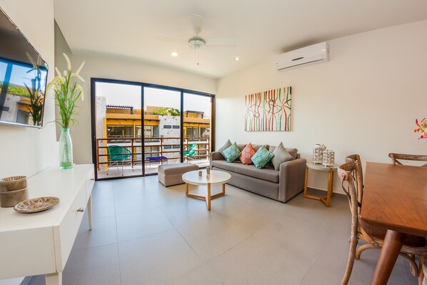 Deluxe Penthouse, 2 Bedrooms | Living area