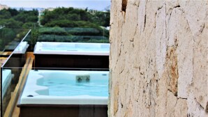 A hot tub with a view of a lush green landscape. - Amazing 2BR PH steps distance from 5th Av by Happy Address (Playa del Carmen)