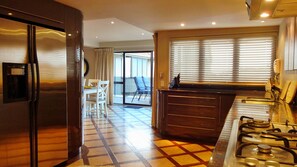 Appartement luxueux, 3 chambres, vue sur la ville, en mezzanine | Cuisine privée | Réfrigérateur grande capacité avec congélateur, four à micro-ondes