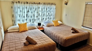 Departamento ejecutivo, 2 habitaciones, vista a la ciudad, mezzanine | Decoración personalizada, muebles diferentes y escritorio