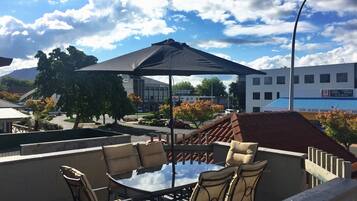 Executive-Apartment, 2 Schlafzimmer, Stadtblick, Zwischengeschoss | Terrasse/Patio