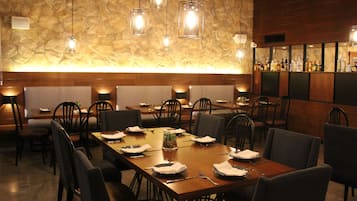 Daily cooked-to-order breakfast for a fee