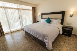 Minibar, in-room safe, desk, blackout curtains - Nonna Mia (Campeche)