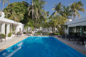 Piscina externa, funciona das 7h às 22h, espreguiçadeiras