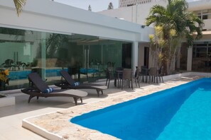 Outdoor pool, open 7:00 AM to 10:00 PM, pool loungers - Nonna Mia (Campeche)