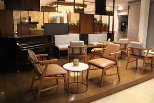 Breakfast, lunch, dinner served; Italian cuisine 