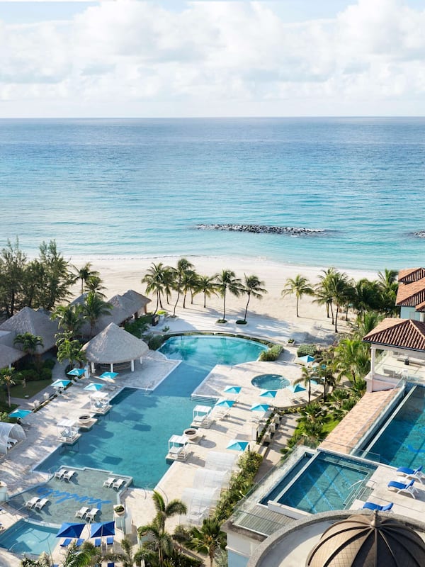 8 outdoor pools, sun loungers