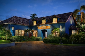 4 bars/lounges, 2 poolside bars