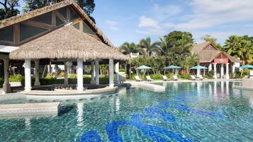 8 albercas al aire libre y camastros