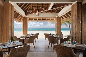 7 Restaurants; Mittagessen und Abendessen werden serviert