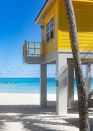 Am Strand, weißer Sandstrand, Cabañas (gegen Gebühr), Liegestühle