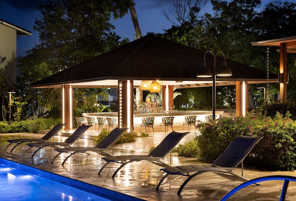 4 bars/lounges, 2 poolside bars