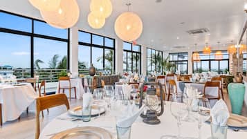 Se sirven desayunos, comidas y cenas con vista a la playa