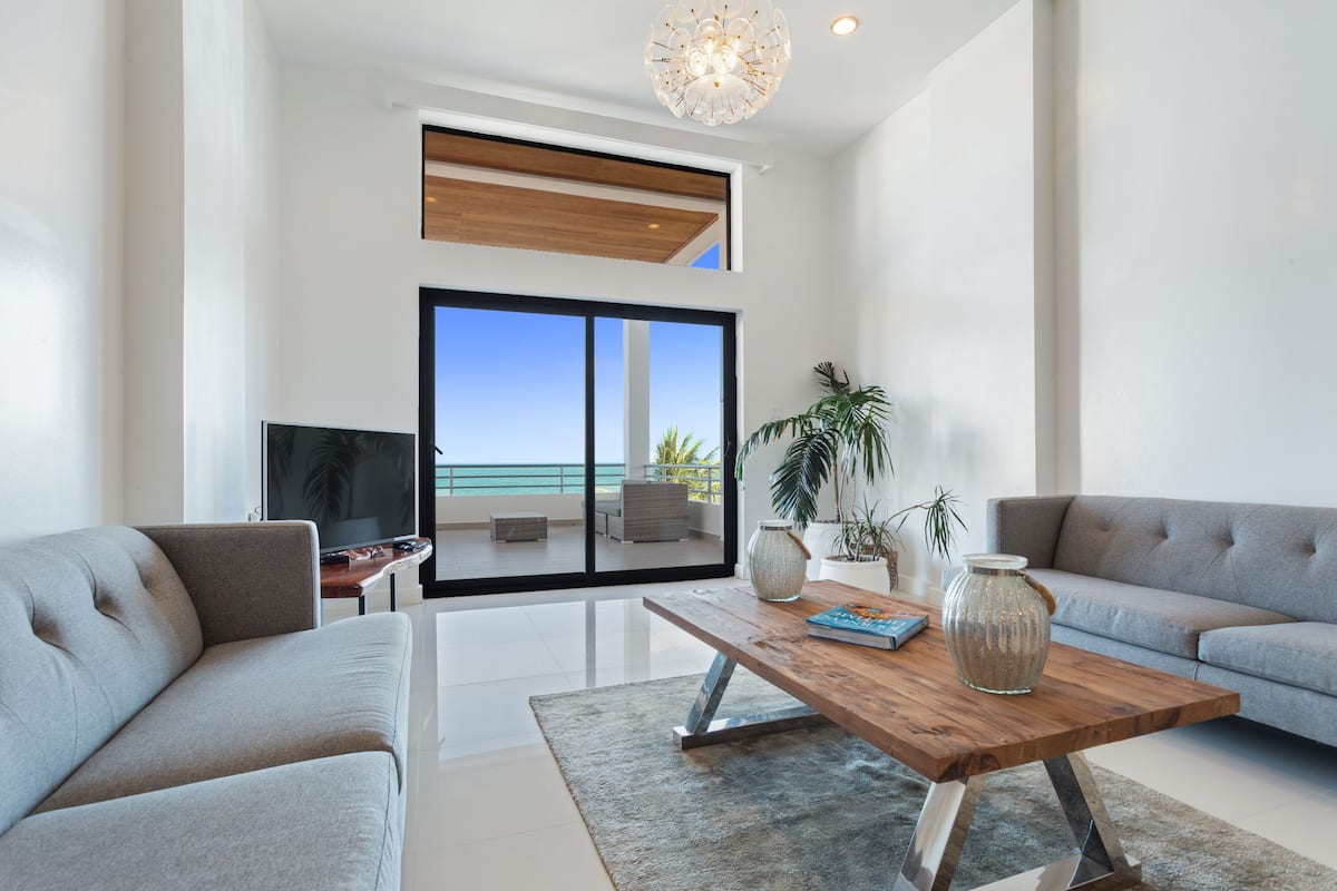 Appartement Penthouse luxueux | Aire de séjour | Téléviseur à écran plat de 42 po avec télévision par cùble, téléviseur