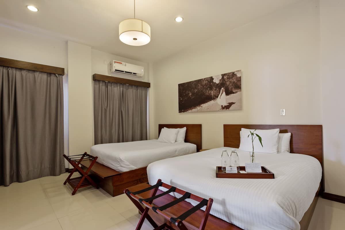 Luxury Suite, 1 Bedroom, 2 Queen Beds, Kitchenette | 3 chambres, draps en coton égyptien, literie de qualité