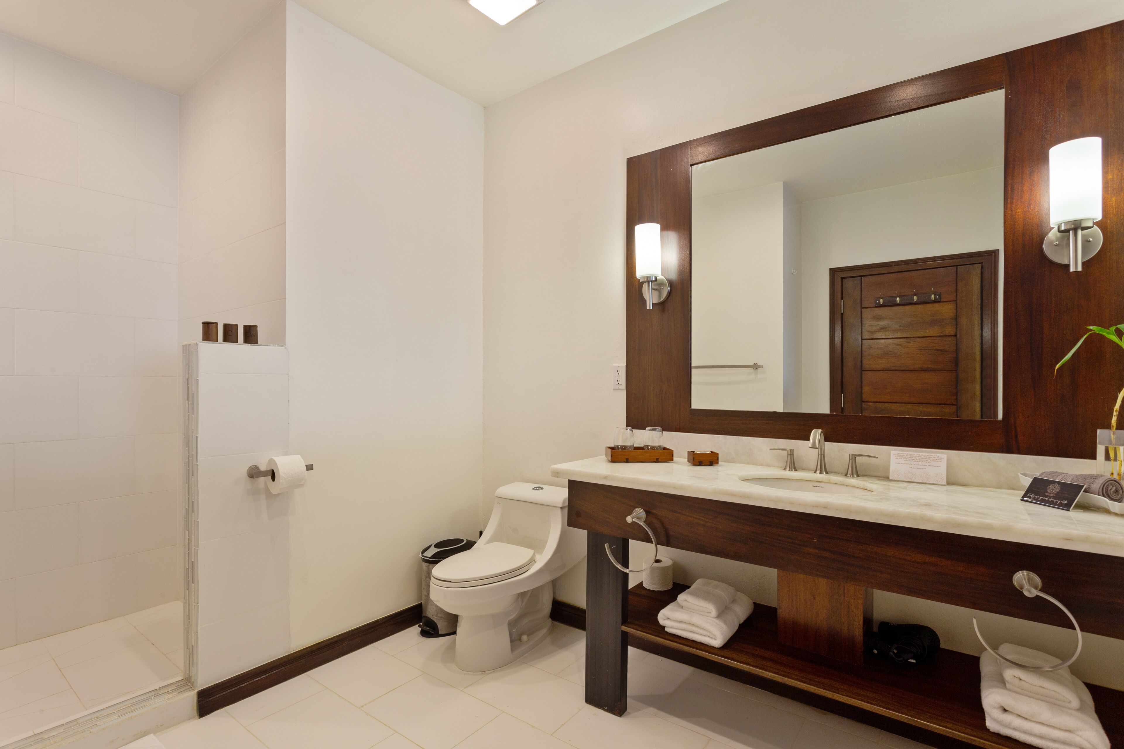 luxury studio, 1 king bed, balcony, sea view | bathroom | hydromassage showerhead, free toiletries, hair dryer, bathrobes