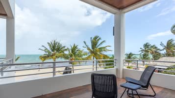 Studio Luxe, 1 trĂšs grand lit, balcon, vue mer | Terrasse/Patio