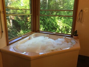 The Possum Cabin  | Bathroom | Combined shower/bathtub, jetted bath, towels - Bluegums Cabins Barrington Tops (Bandon Grove)