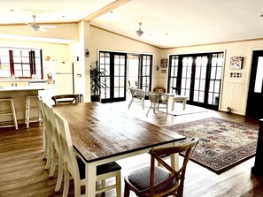 Maison Familiale, 4 chambres | Coin séjour | Télévision à écran plat de 35 pouces avec chaînes numériques, télévision