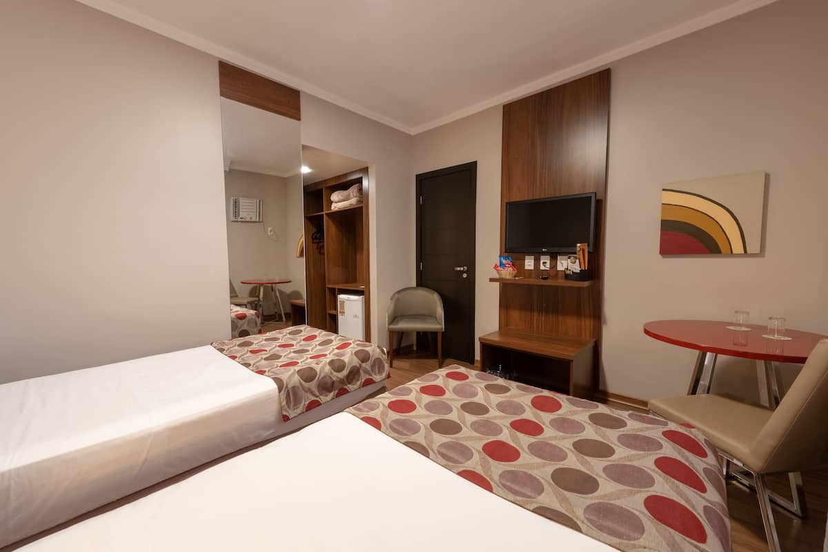 Habitación con 2 camas individuales (Class A) | Minibar, escritorio, wifi gratis y ropa de cama 