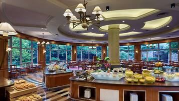Daily buffet breakfast (CNY 230.00 per person)