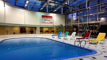 Een binnenzwembad, open van 07.00 uur tot 22.00 uur, en ligstoelen