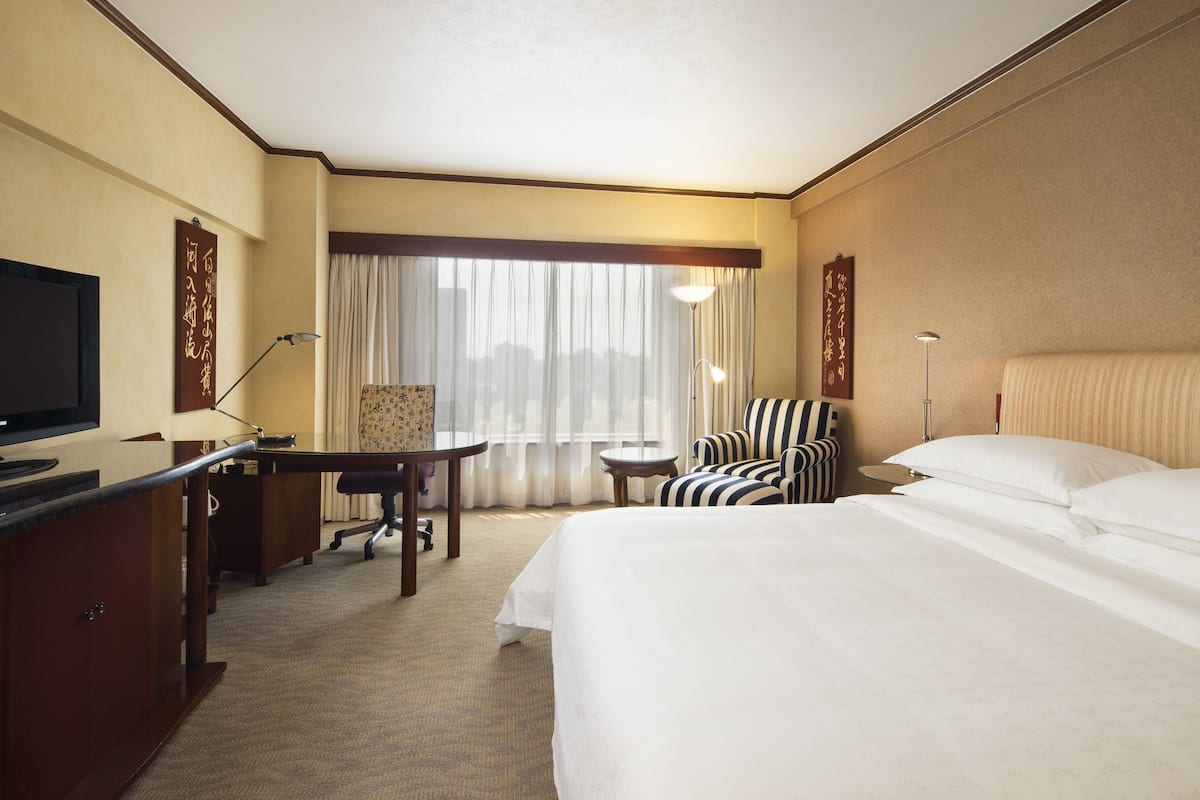 Deluxe Queen Room | Premium bedding, minibar, in-room safe, desk