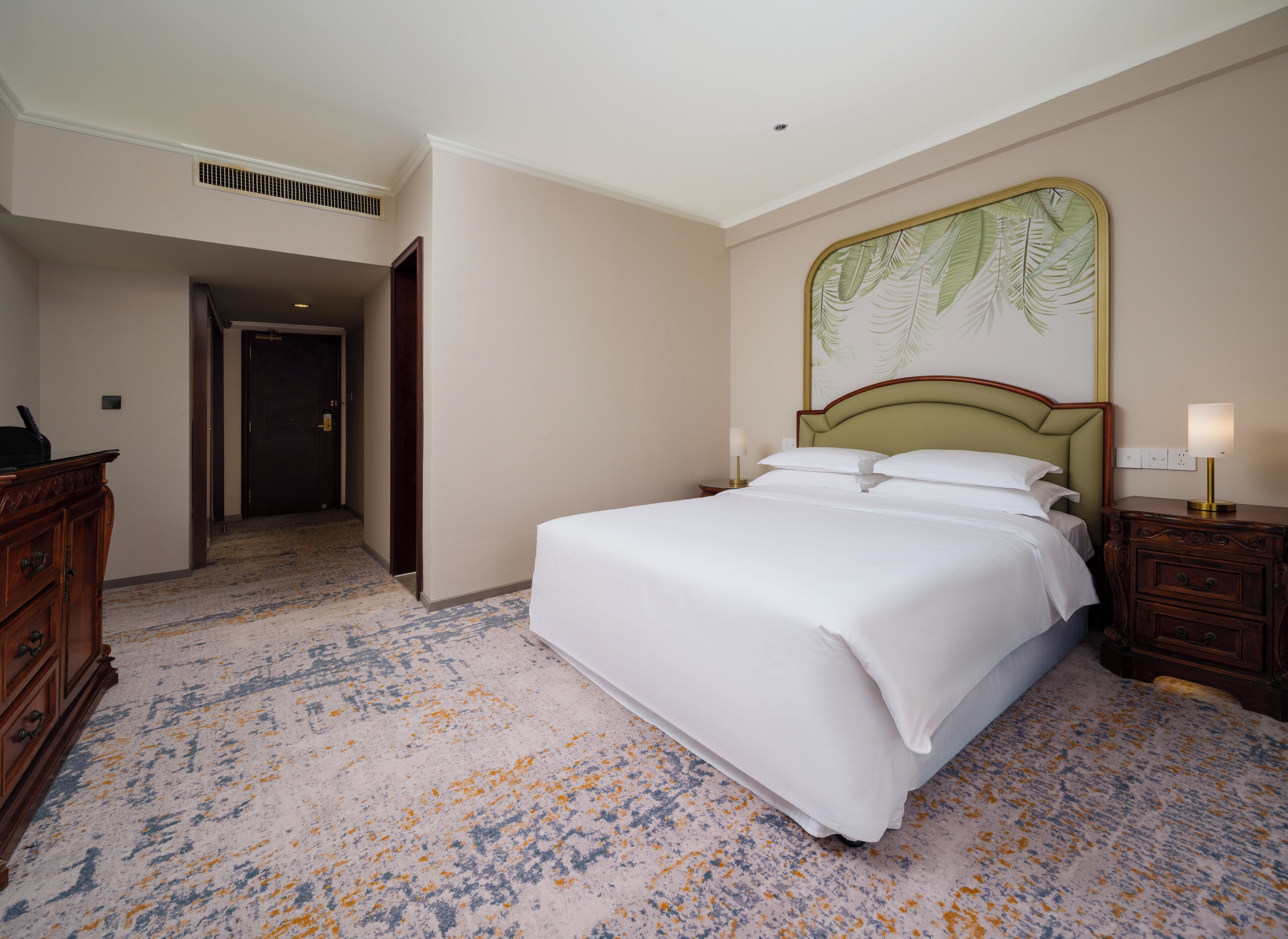 Classic Room, 1 Queen Bed | Premium bedding, minibar, in-room safe, desk