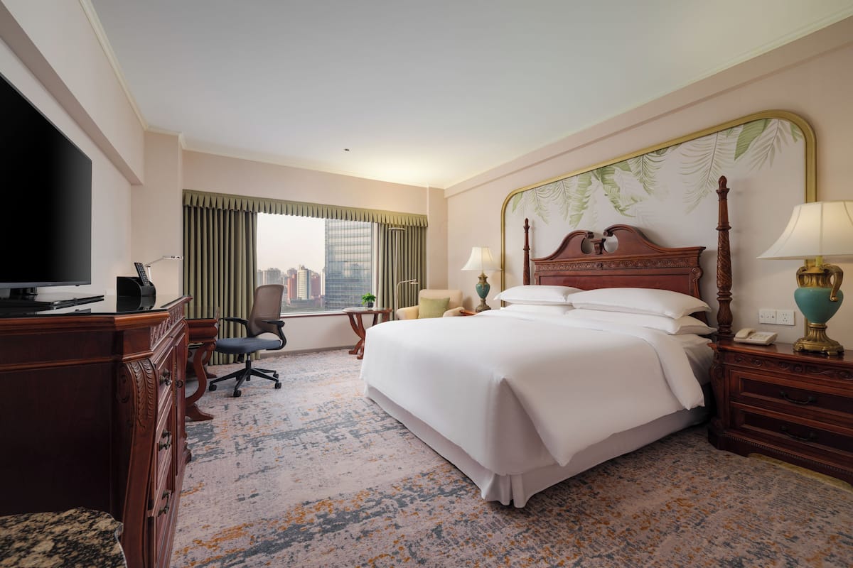 Deluxe Room, 1 King Bed | Minibar, in-room safe, desk, blackout curtains