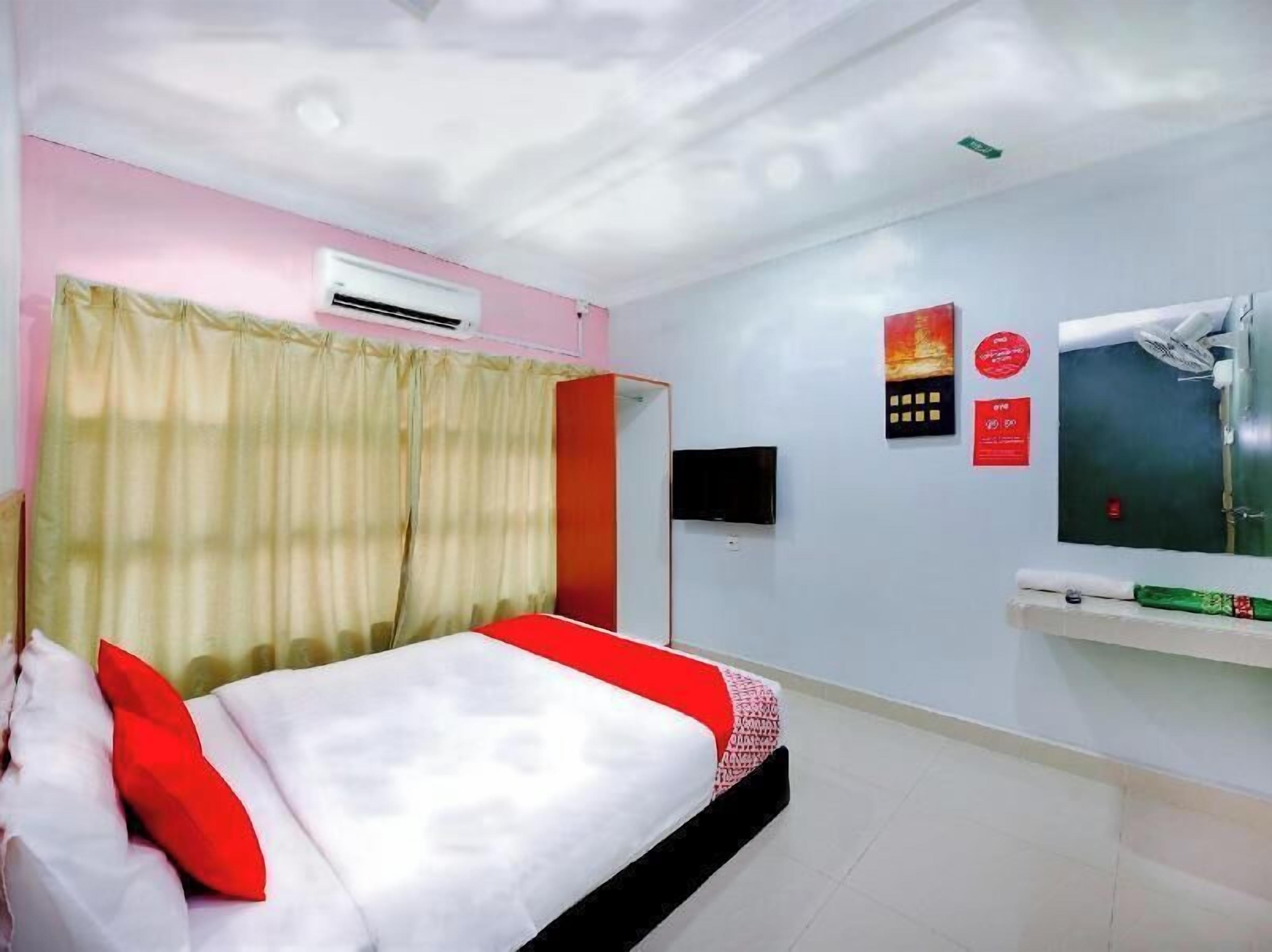 Tabla de planchar con plancha, wifi gratis, ropa de cama