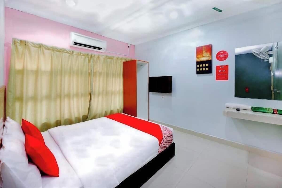 Tabla de planchar con plancha, wifi gratis, ropa de cama