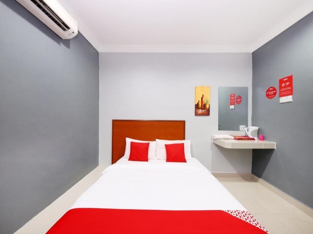 Tabla de planchar con plancha, wifi gratis, ropa de cama