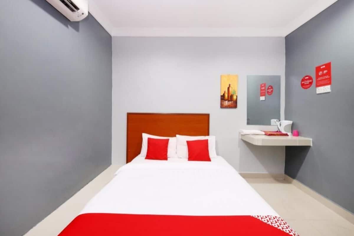 Tabla de planchar con plancha, wifi gratis, ropa de cama