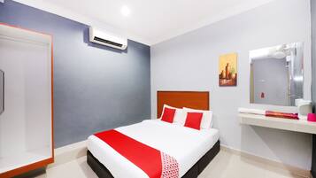 Tabla de planchar con plancha, wifi gratis y ropa de cama