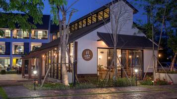 Se sirven desayunos, comidas, cenas y cocina tailandesa