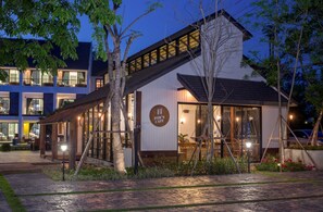 Se sirven desayunos, comidas, cenas y cocina tailandesa