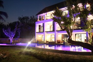 واجهة المنشأة - في المساء/الليل