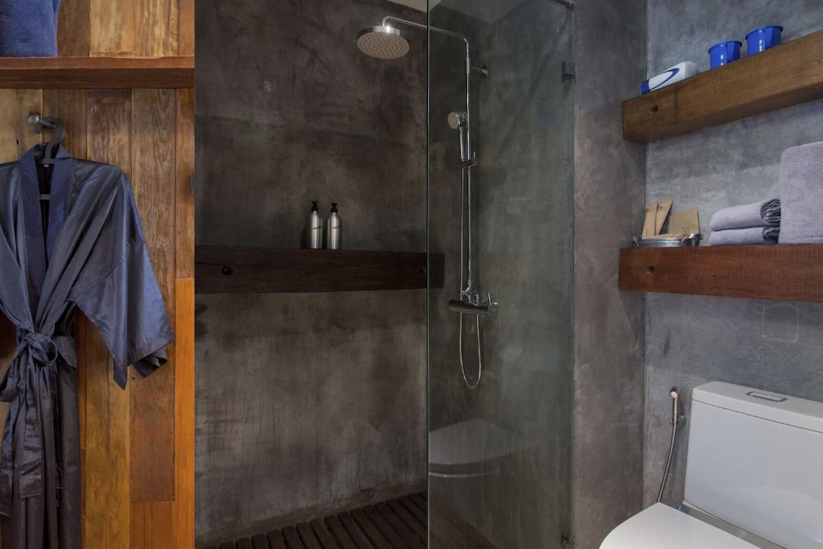 Dip Room | Badezimmer | Kostenlose Toilettenartikel, Haartrockner, Bademäntel, Hausschuhe