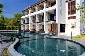 حمّام سباحة خارجي