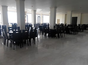 Phục vụ bữa sáng và bữa tối, món Hoa