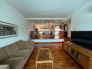 2 Executive Suite | In-room safe, desk, blackout drapes, iron/ironing board