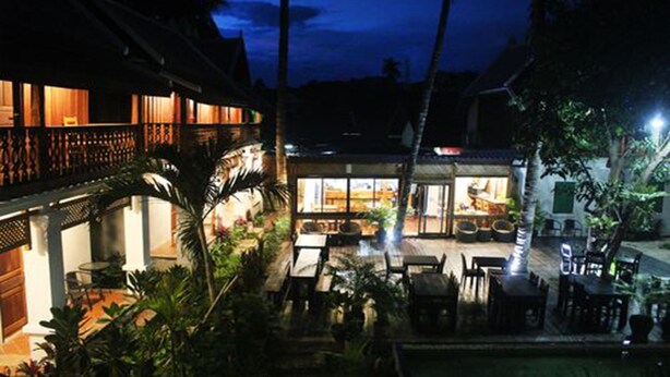 สนามรอบบริเวณ