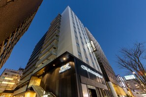A high-rise hotel with a modern design, featuring multiple floors and balconies. - KEIKYU EX INN Higashiginza (Tokyo)