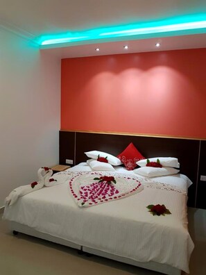 In-room safe, desk, soundproofing, free cots/infant beds - Scuba Inn (Omadhoo)