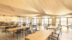 Petit déjeuner et dîner servis sur place, vue sur le jardin