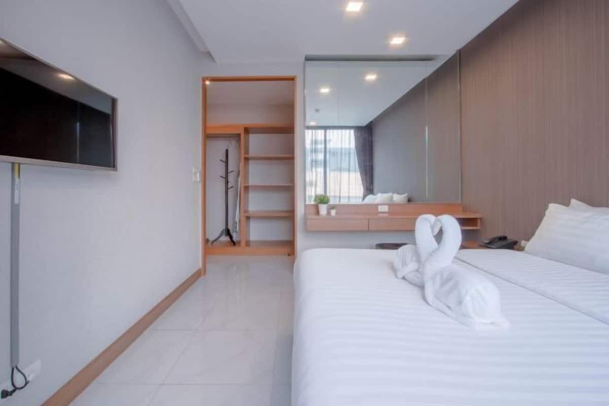 1 habitación, caja de seguridad en la habitación y escritorio