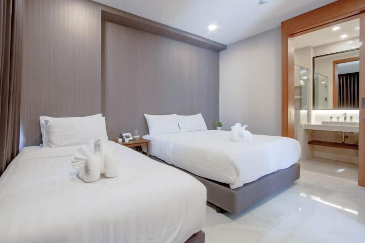 1 habitación, caja de seguridad en la habitación y escritorio
