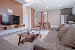 Two-Bedroom Royal Suite | Soggiorno | TV LCD 49 pollici con canali satellitari, TV, Netflix