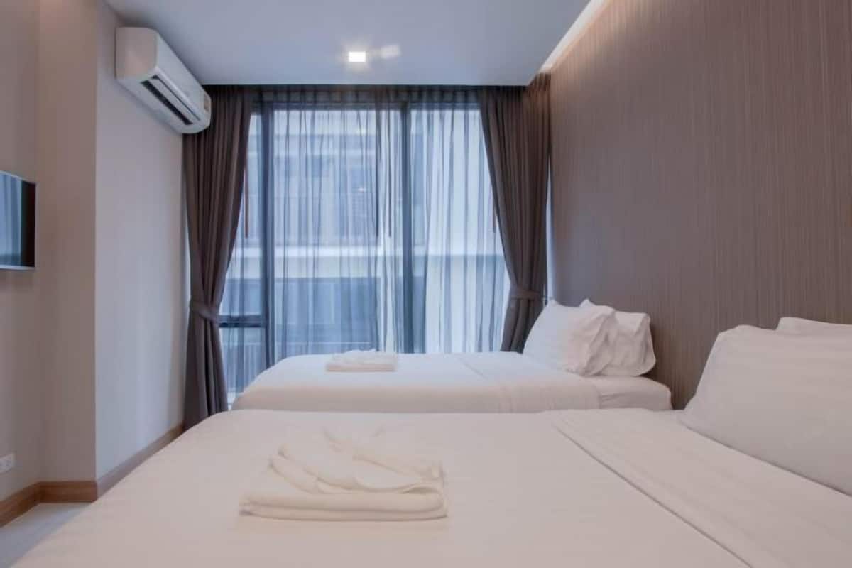1 habitación, caja de seguridad en la habitación y escritorio