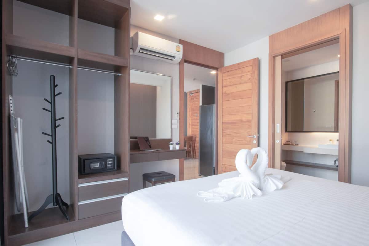 Deluxe King Suite | 1 habitación, caja de seguridad en la habitación y escritorio